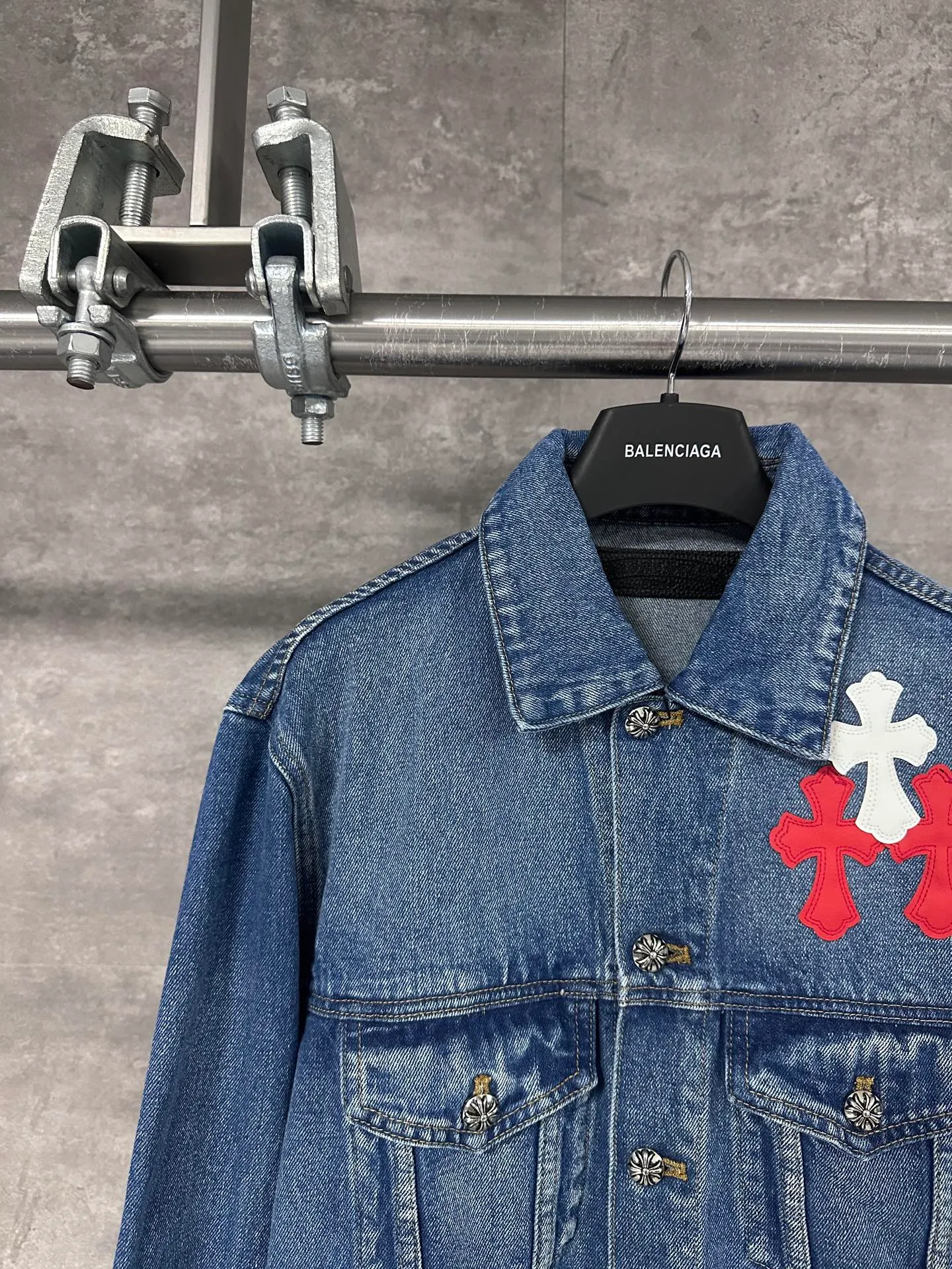 P720 CHrome Hearte cross patchwork leather denim jacket size: S M L Design details: the visual fantasy of Gothic symbols, the multi-dimensional expression of the cross totem: the red and white contrasting cross patches are staggered on the chest and back, making the brand more recognizable; the hollow cross pattern leather splicing on the sleeves combines the mystery of religious symbols with the punk-style deconstructed design. Every detail tells the dark aesthetics of Crowe's heart. Retro distressing with denim texture: Selected denim fabrics are treated with distressing techniques to show natural fading and texture, which not only retains the retro accent of denim items, but also adds a casual sense to the overall look. The ingenuity of hardware and tailoring: The metal buttons and hardware all have Croxin's iconic pattern, which shines exquisitely under the refraction of light; the neat tailoring of the classic denim jacket is suitable for a variety of wearing scenarios, and can create a strong personal style whether it is layered or worn alone. Croxin's denim jacket is not only a piece of clothing, but also a style badge that highlights unique aesthetics and rebellious attitude. For those who pursue individuality, they can leave their own hardcore mark in the fashion field.